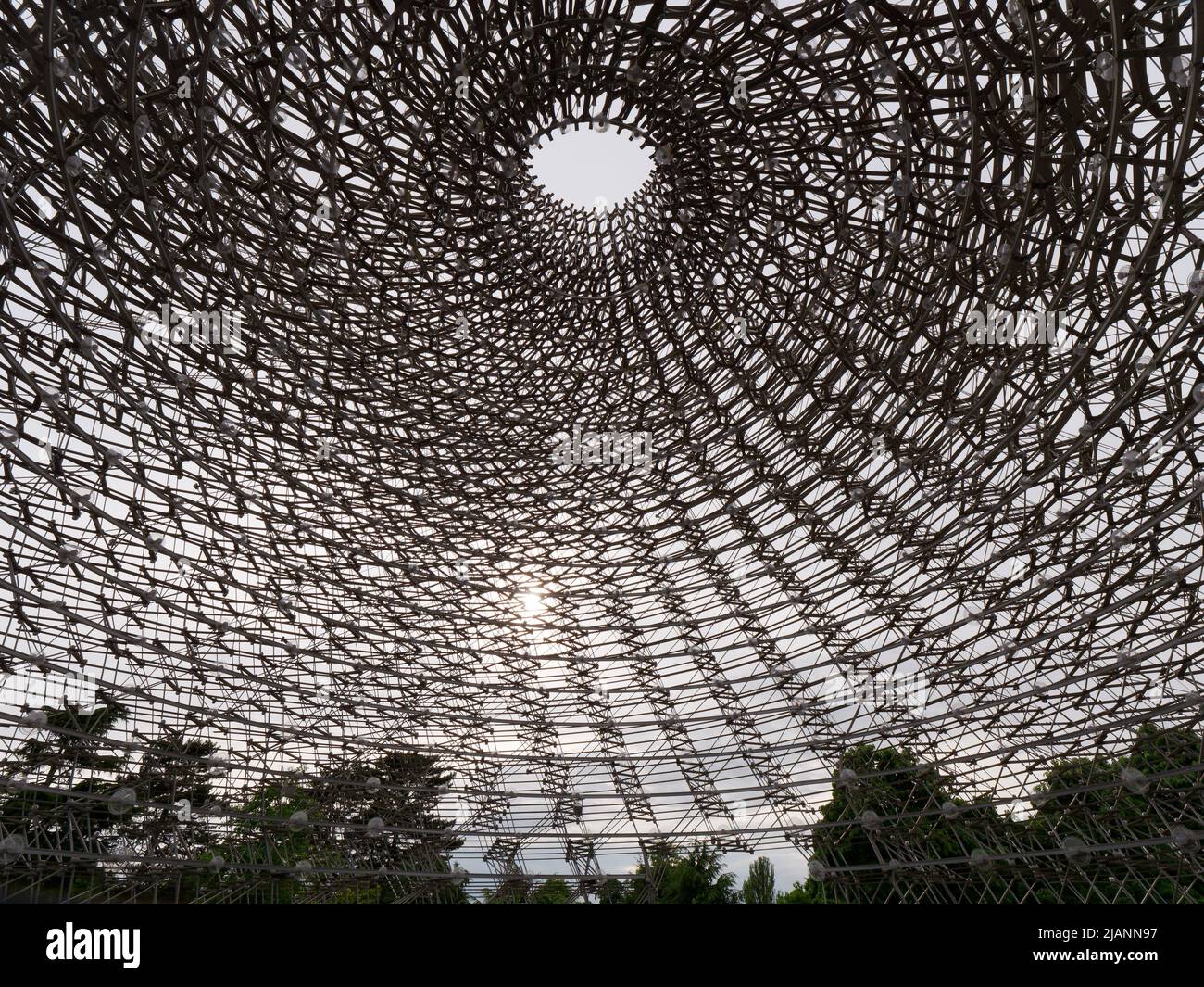 Richmond, Greater London, England, Mai 18 2022: Royal Botanic Gardens Kew. Interieur des Hive von Wolfgang Buttress, eine Struktur entworfen, um zu feiern Stockfoto