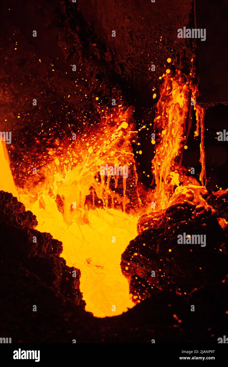 Roter heißer Strom von geschmolzenem Kupfer, erste Quantum Minerals Kupferhütte Stockfoto