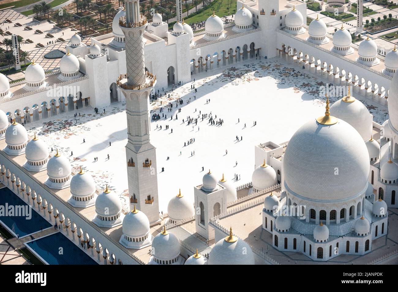 Exklusive Luftaufnahmen von Abu Dhabi und der Scheich-Zayed-Moschee. Einzigartige Perspektive der größten Moschee in den Vereinigten Arabischen Emiraten. Religiöser Tourismus. Stockfoto