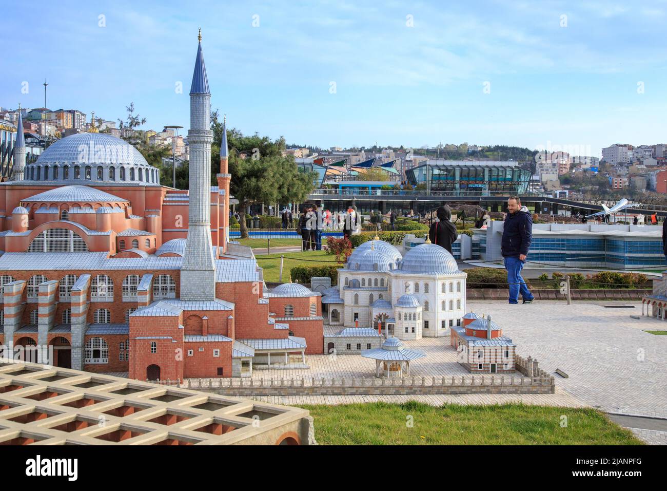 Istanbul, Türkei - 23. März 2019: Miniatürk ist ein Miniaturpark in Istanbul, Türkei. Der Park enthält 122 Modelle. Panoramablick auf Miniatürk Stockfoto