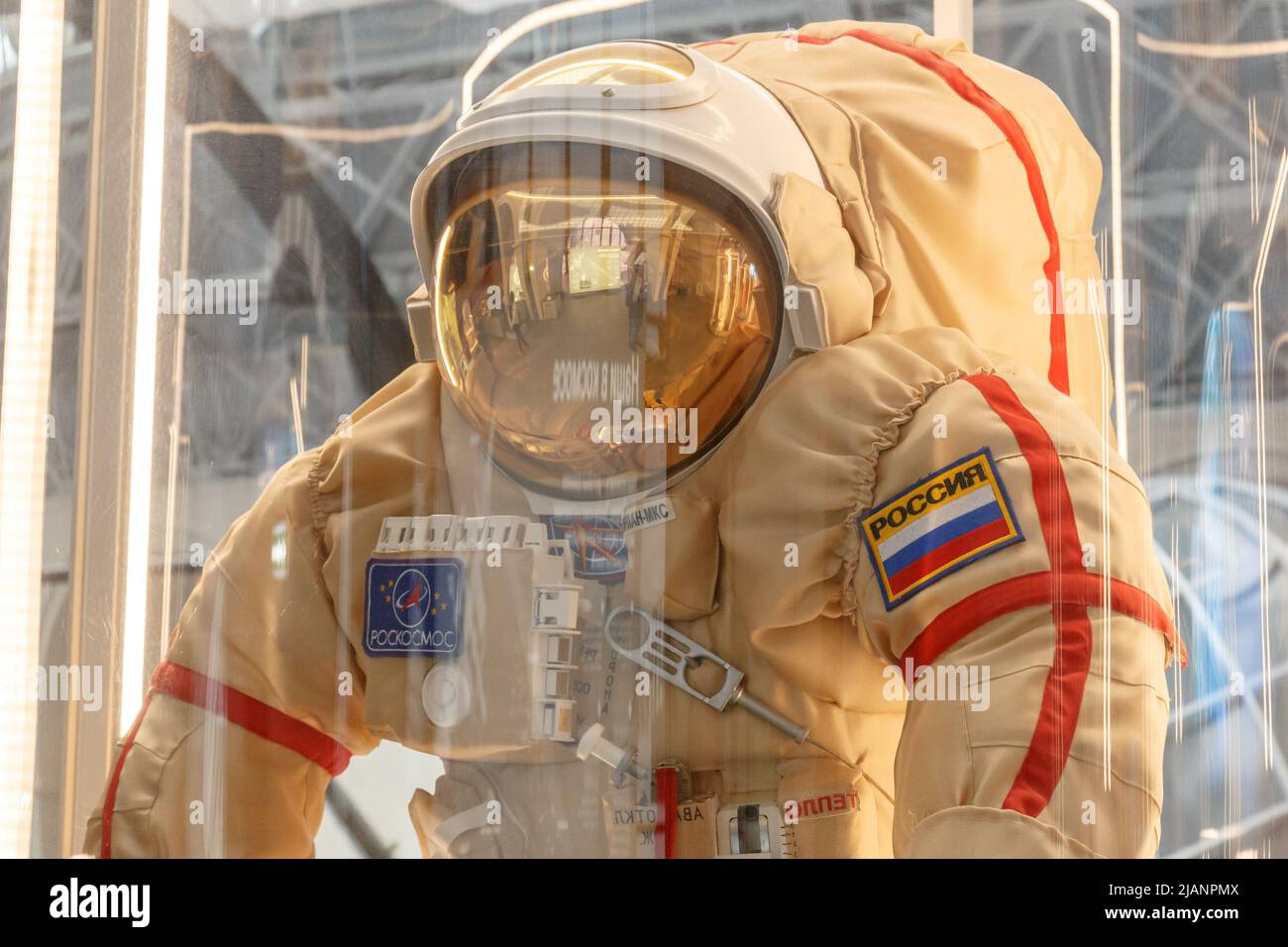 Moskau, Russland - 28. November 2018: Russische Astronauten-Raumanzüge im Moskauer Weltraummuseum, das speziell für Weltraumfahrzeuge-Missionen entwickelt wurde Stockfoto