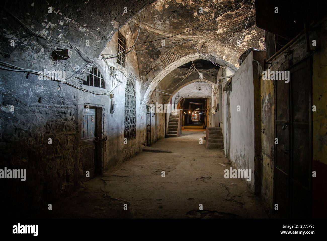 Dunkler Backstein verlassene Tunnel, abstrakter Ausgang zu Licht Konzept Hintergrund Stockfoto