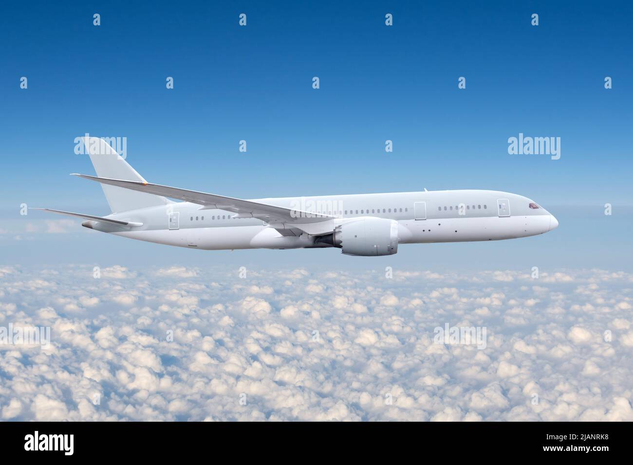 Kommerzieller Flugzeug-Jetliner, der in schönem Licht über Cumulus-Wolken fliegt. Reisekonzept Stockfoto