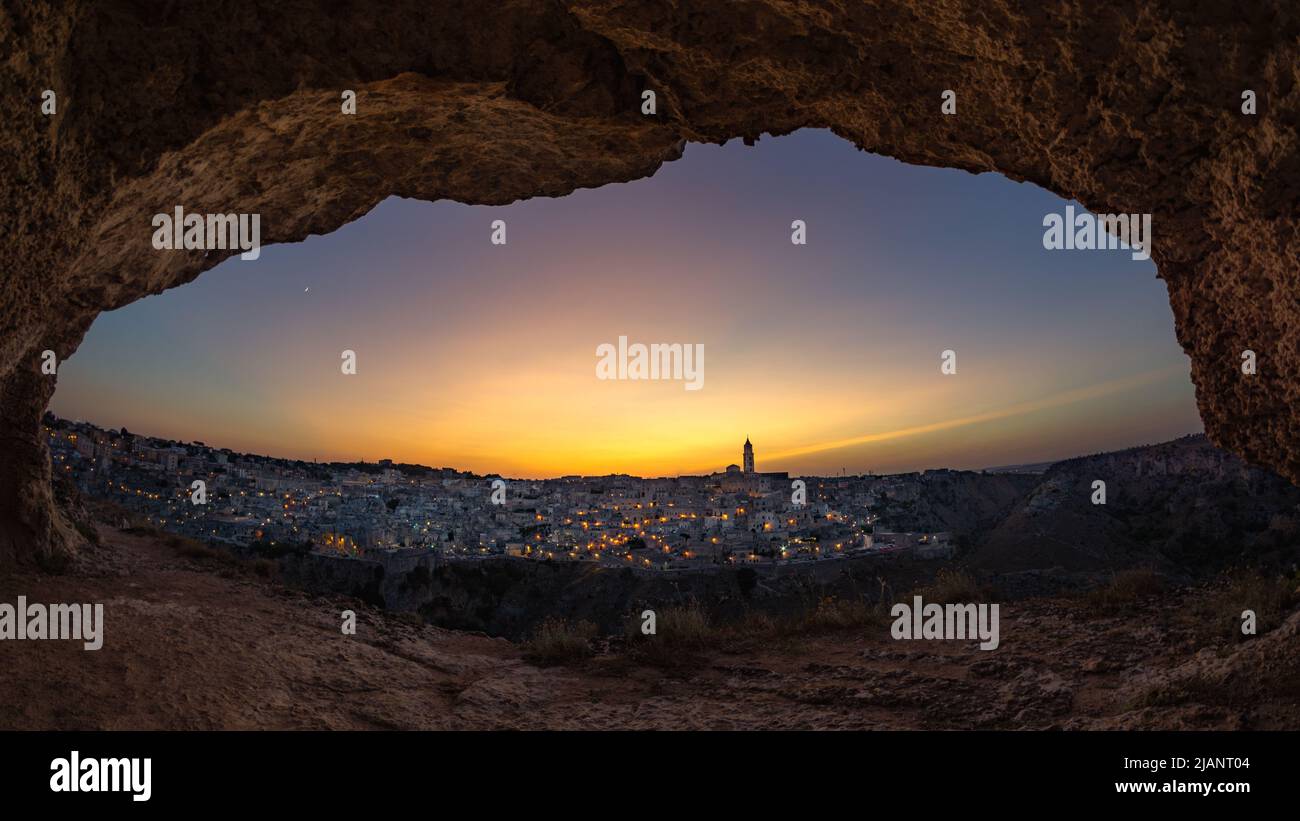 Nachtansicht von Miera von den Murgia Höhlen Stockfoto