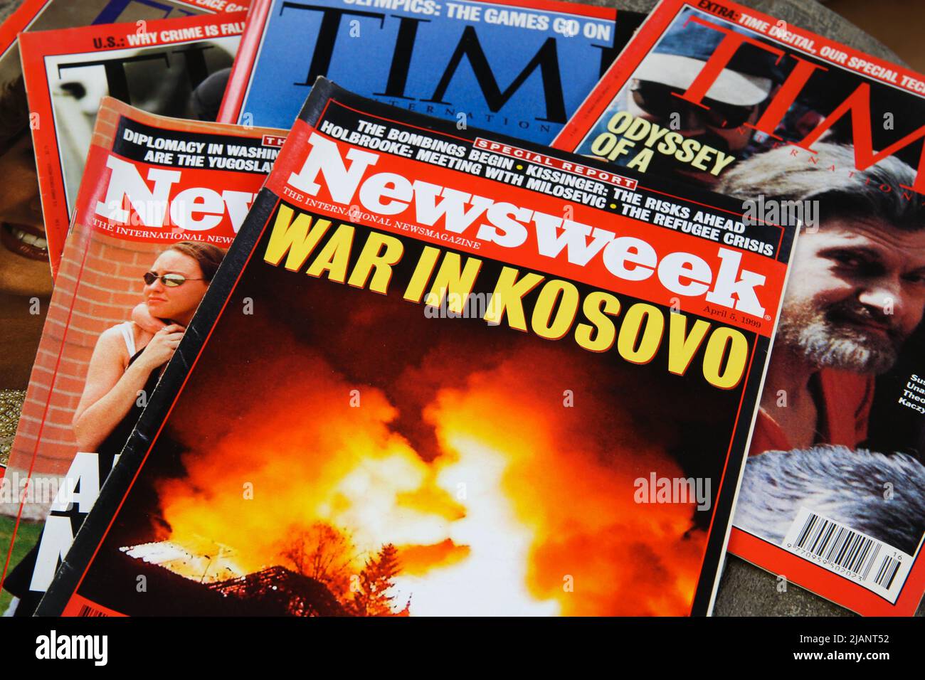 Viersen, Deutschland - Dezember 28. 2019: Nahaufnahme des Cover des Magazins Newsweek mit Bericht über den Krieg im Kosovo in den neunziger Jahren Stockfoto