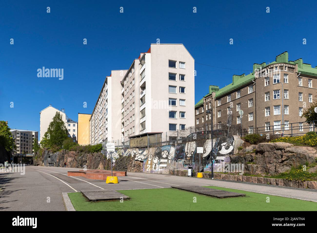 Menschen, die an einem hellen Sommertag die „Baana“-Fahrradroute durch die Innenstadt von Helsinki nutzen Stockfoto