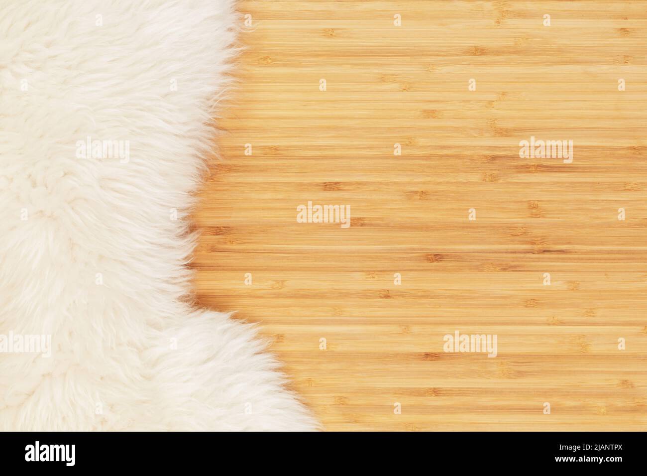 Natürliche hölzerne Hintergrund mit weißem Schafspelz Stockfoto