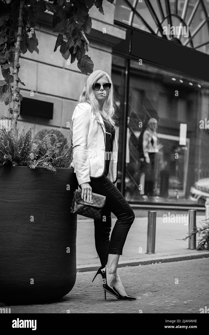 Schwarz-weißes Bild von schönen jungen Mädchen. Schöne junge blonde Mädchen posiert auf der Straße. Mode, Schönheit. Stockfoto