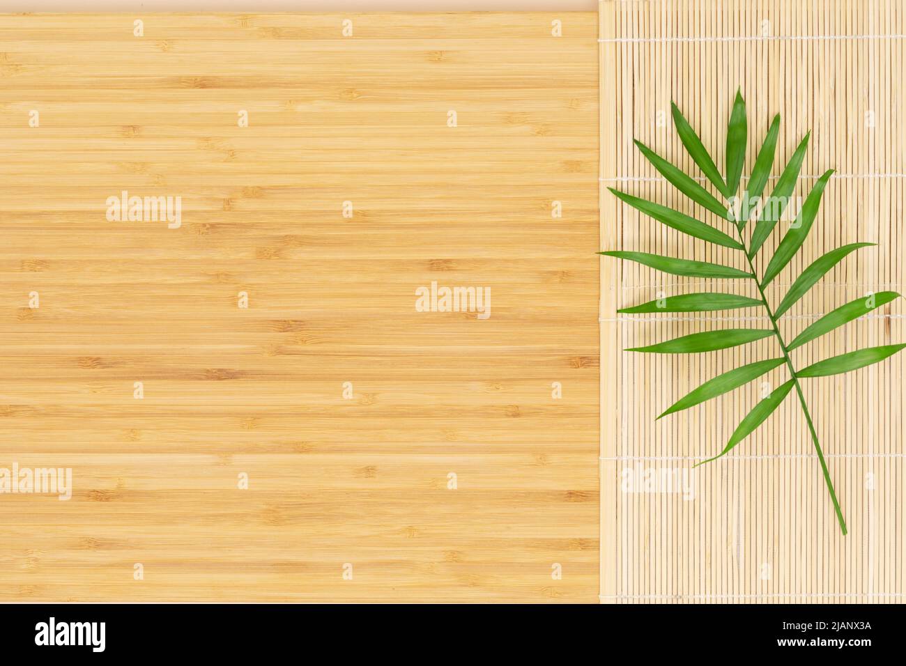 Naturmatte mit Palmblatt auf Holzhintergrund Stockfoto