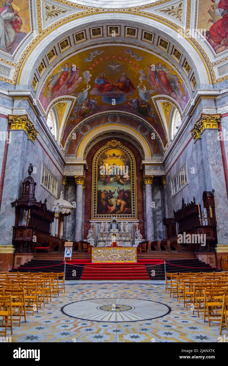 Das Innere der Basilika Esztergom, Sitz der katholischen Kirche Ungarns, ist ein neoklassizistisches Denkmal, das Anklänge der altägyptischen Architektur in einem vereint Stockfoto