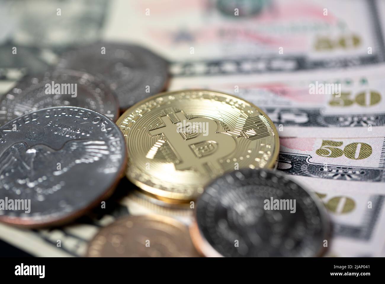 Bitcoin Goldmünzen auf fünfzig-Dollar-Banknoten. Austausch von Dollar zu Bitcoin Krypto Währung Konzept. Eisenhower-Dollar und halber Dollar auf Goldbitcoin Stockfoto