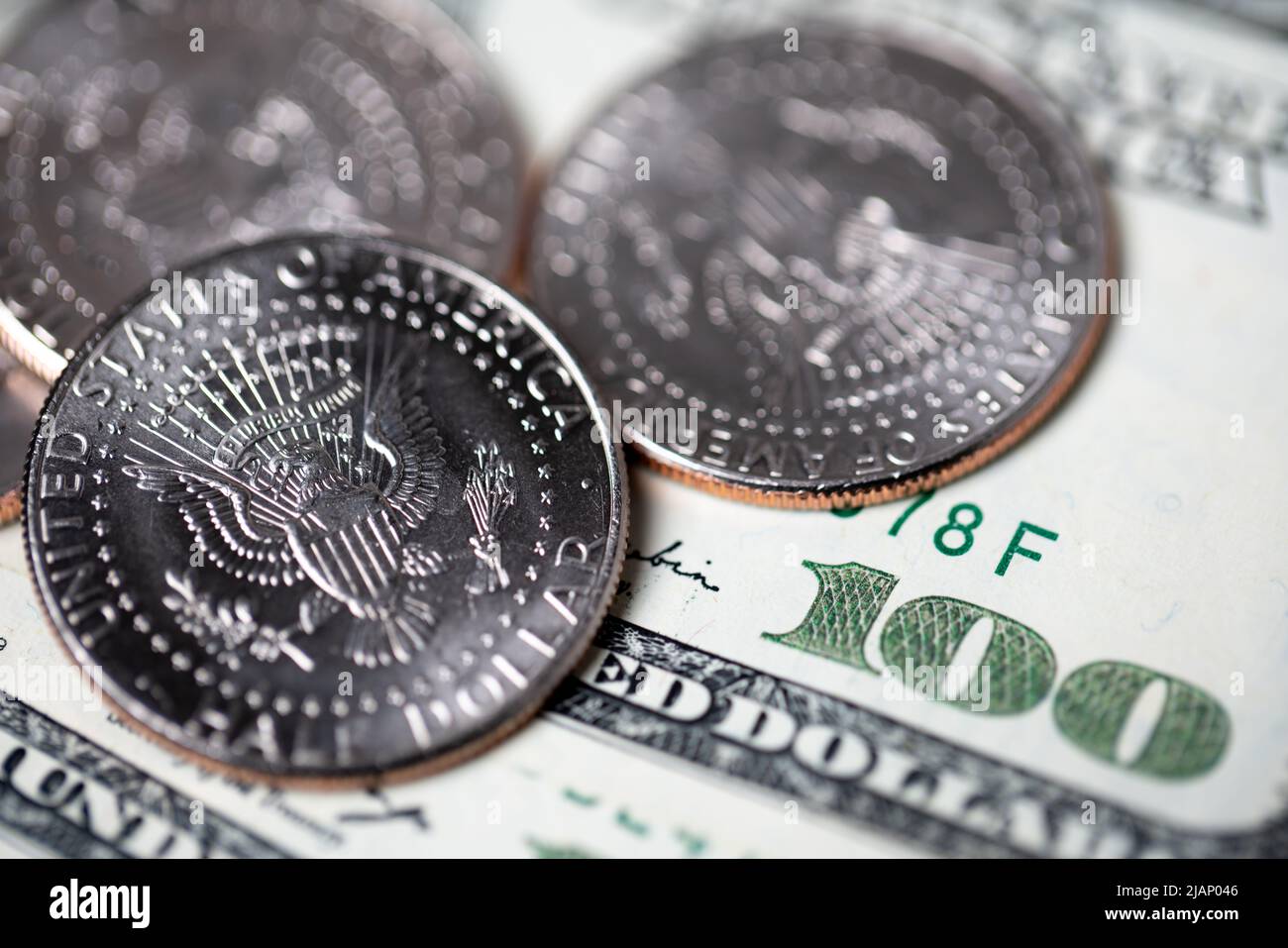 Dollar-Münzen auf US-Dollar-Banknoten. Nahaufnahme der US-Währung. Handel und Austausch von Währung Stockfoto