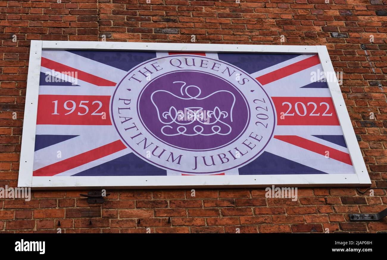 Eine Flagge für das Platinum Jubilee 2022 der Queen in Stony Stratford, Milton Keynes. Stockfoto