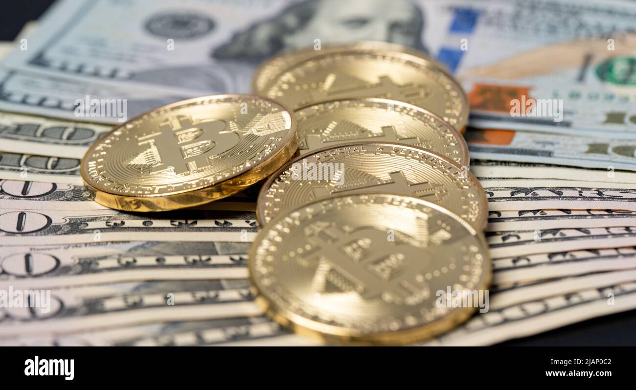 Bitcoin wurde auf fünfzig und einhundert Dollar-Banknoten angehäuft. Digitaler Währungshandel in US-Dollar-Währung. Konzept des Krypto-Handels und -Austauschs Stockfoto