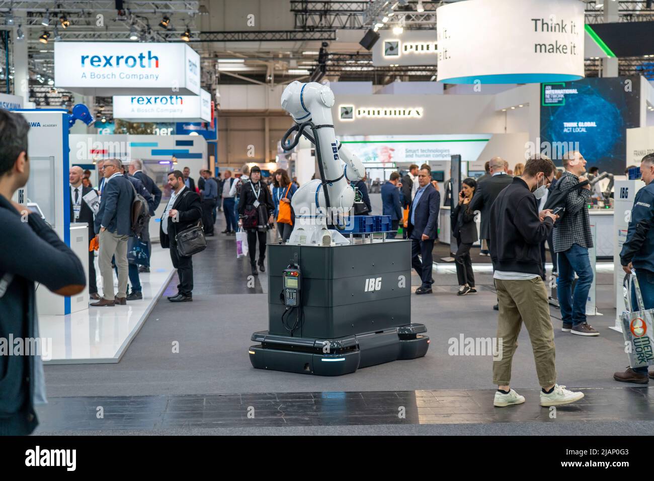 Erster Tag auf der Hannover Messe 2022, Industriemesse, nach 2 Jahren Corona Break, Messehalle mit Fokus auf Robotik, Automation, Anlagenengi Stockfoto