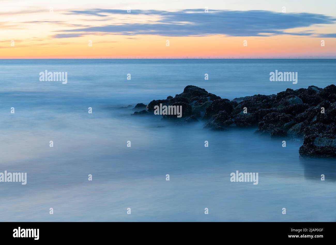 Wellenbrecher in der Nordsee bei Sonnenuntergang, Strand Oostende (Ostend), Belgien. Stockfoto