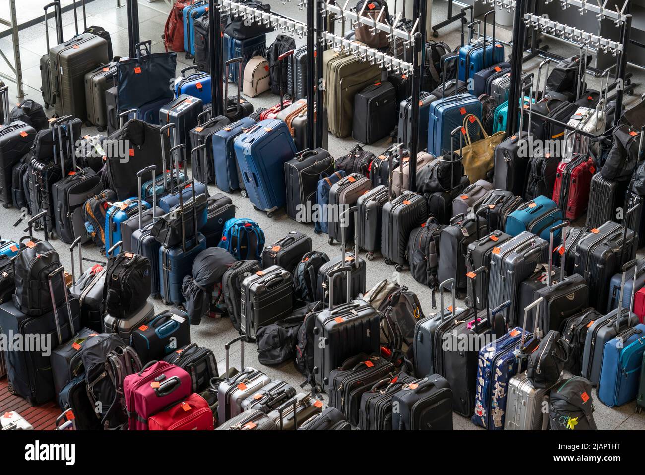 Gepäckaufbewahrung, Garderobe, in einer Messehalle, auf der Hannover Messe, Niedersachsen, Deutschland, Stockfoto