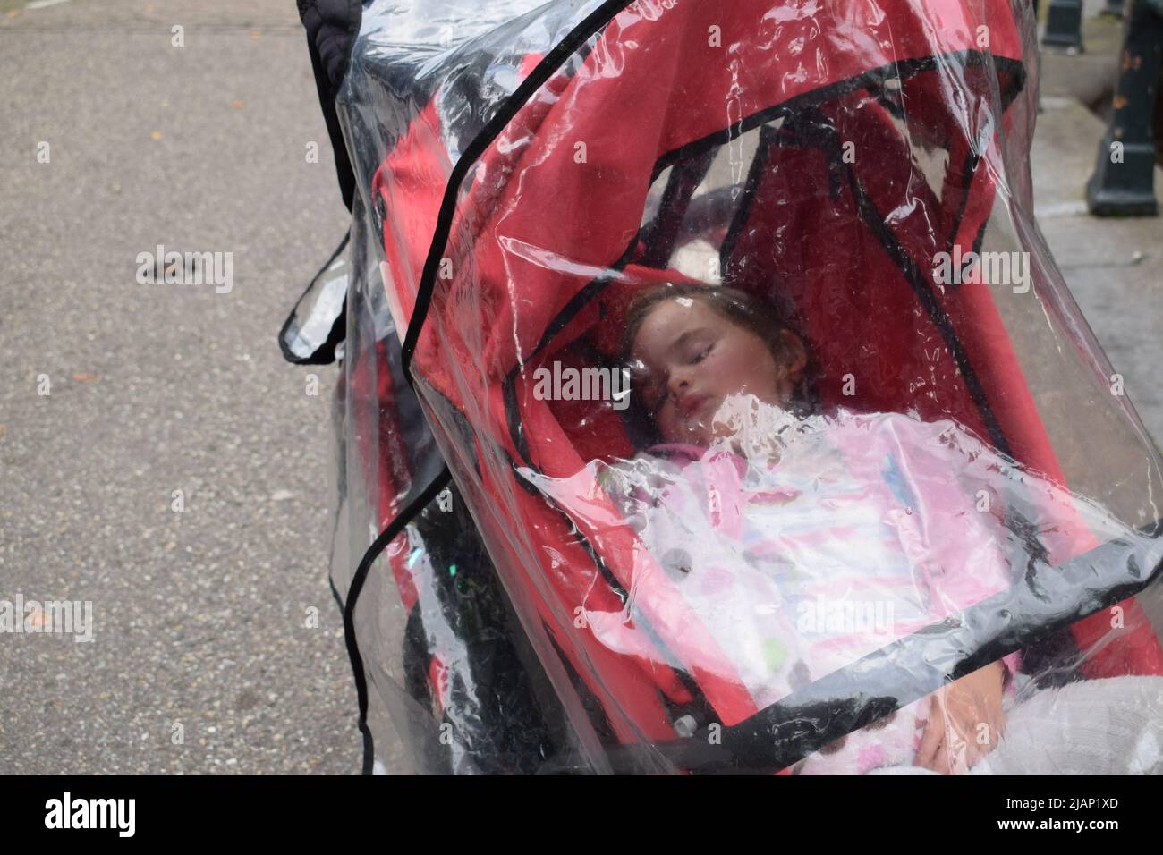 Kind im Kinderwagen, das draußen spielt, Kinder Stockfoto