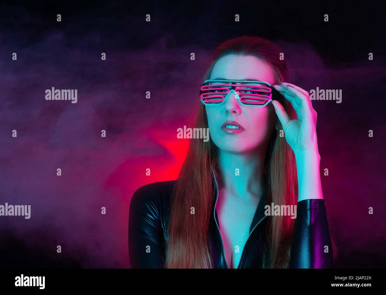 Futuristische Frau mit Neonlicht-Brille. Farbenfroher Hintergrund. Stockfoto