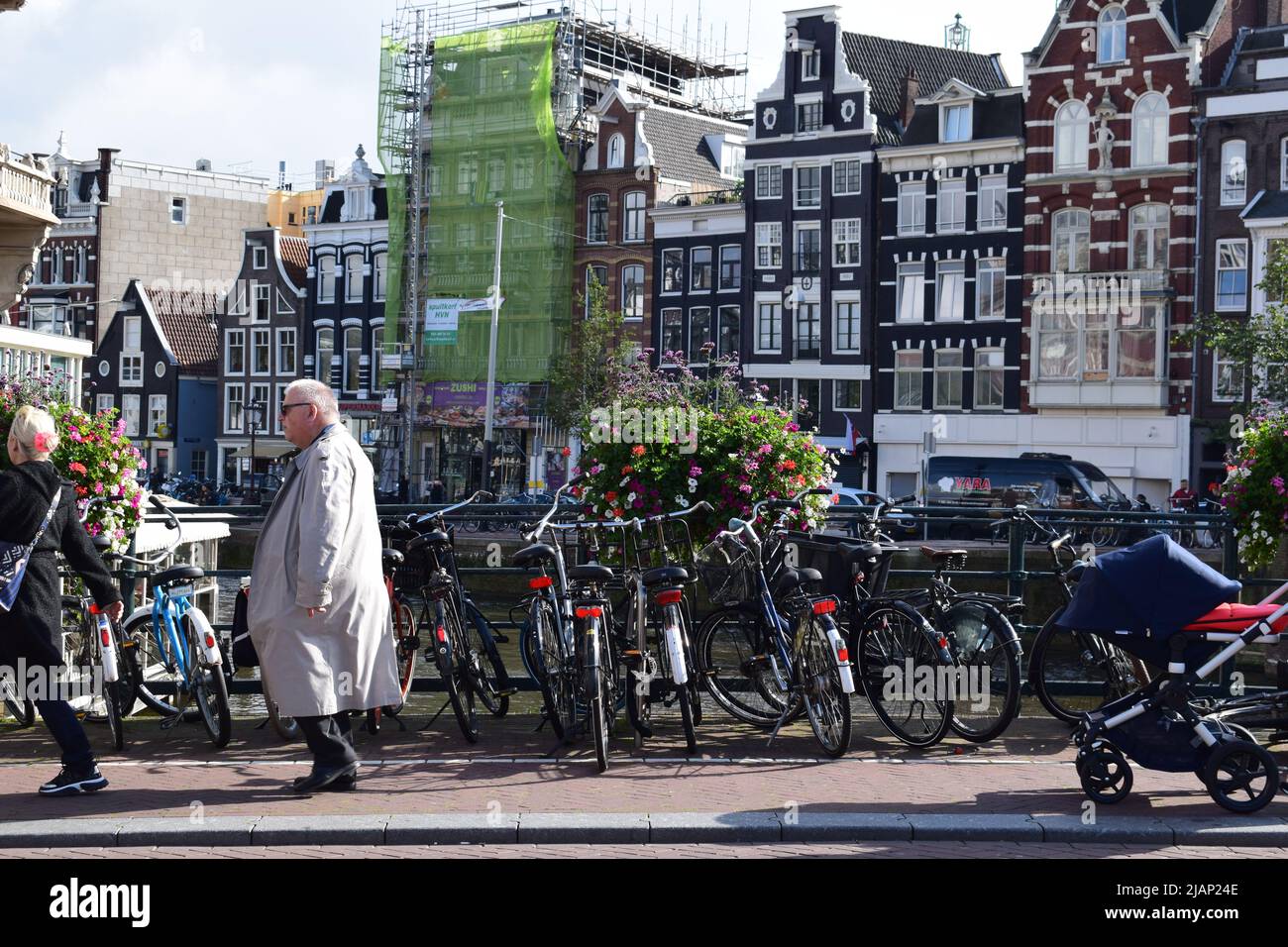 Amsterdam Fahrräder auf der städtischen Straße mit Menschen Stockfoto