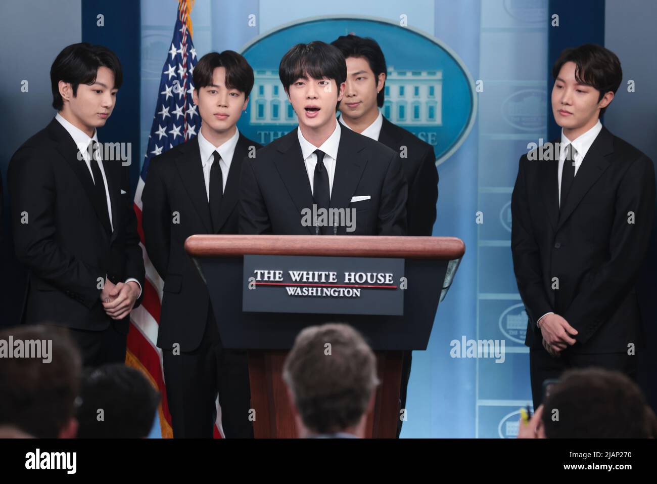 Washington, Vereinigte Staaten. 31.. Mai 2022. Bandmitglieder der südkoreanischen Boyband BTS, auch bekannt als die Bangtan Boys, begleiten die Pressesprecherin des Weißen Hauses, Karine Jean-Pierre, während ihrer täglichen Pressekonferenz am 31. Mai 2022 im James S. Brady Briefing Room im Weißen Haus in Washington, DC. Quelle: Oliver Contreras/Pool via CNP/dpa/Alamy Live News Stockfoto