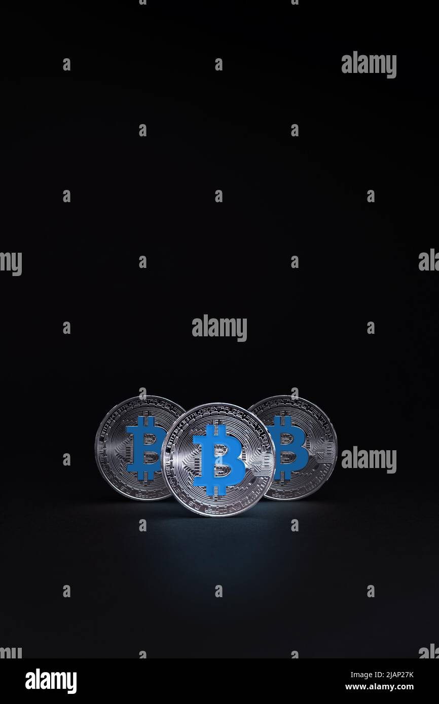 Silber Bitcoin Münzen Währung. Krypto-Münze mit Logo auf cyanfarbener Farbe, auf dunklem Hintergrund. BTC International Stock Exchange. Stockfoto