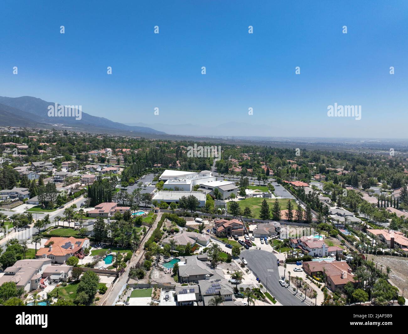Luftaufnahme der wohlhabenden Alta Loma Gemeinde und Bergkette, Rancho Cucamonga, Kalifornien, USA Stockfoto