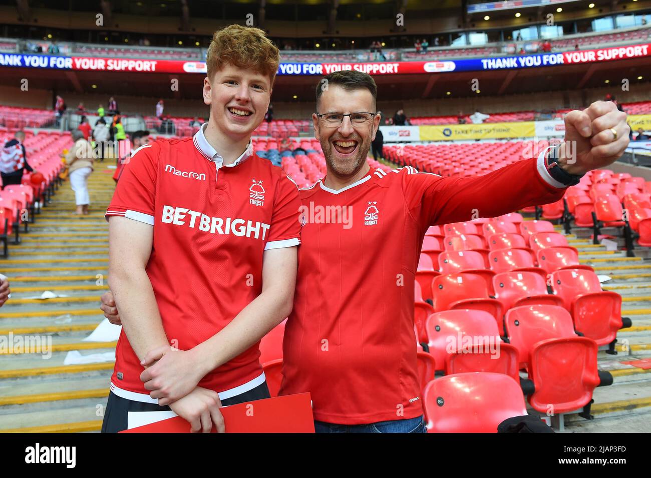 LONDON, GROSSBRITANNIEN. MAI 29. Fans von Nottingham Forest feiern die Beförderung zur Premier League während des Play-Off Finales der Sky Bet Championship zwischen Huddersfield Town und Nottingham Forest am Sonntag, 29.. Mai 2022 im Wembley Stadium, London. (Kredit: Jon Hobley | MI News) Stockfoto