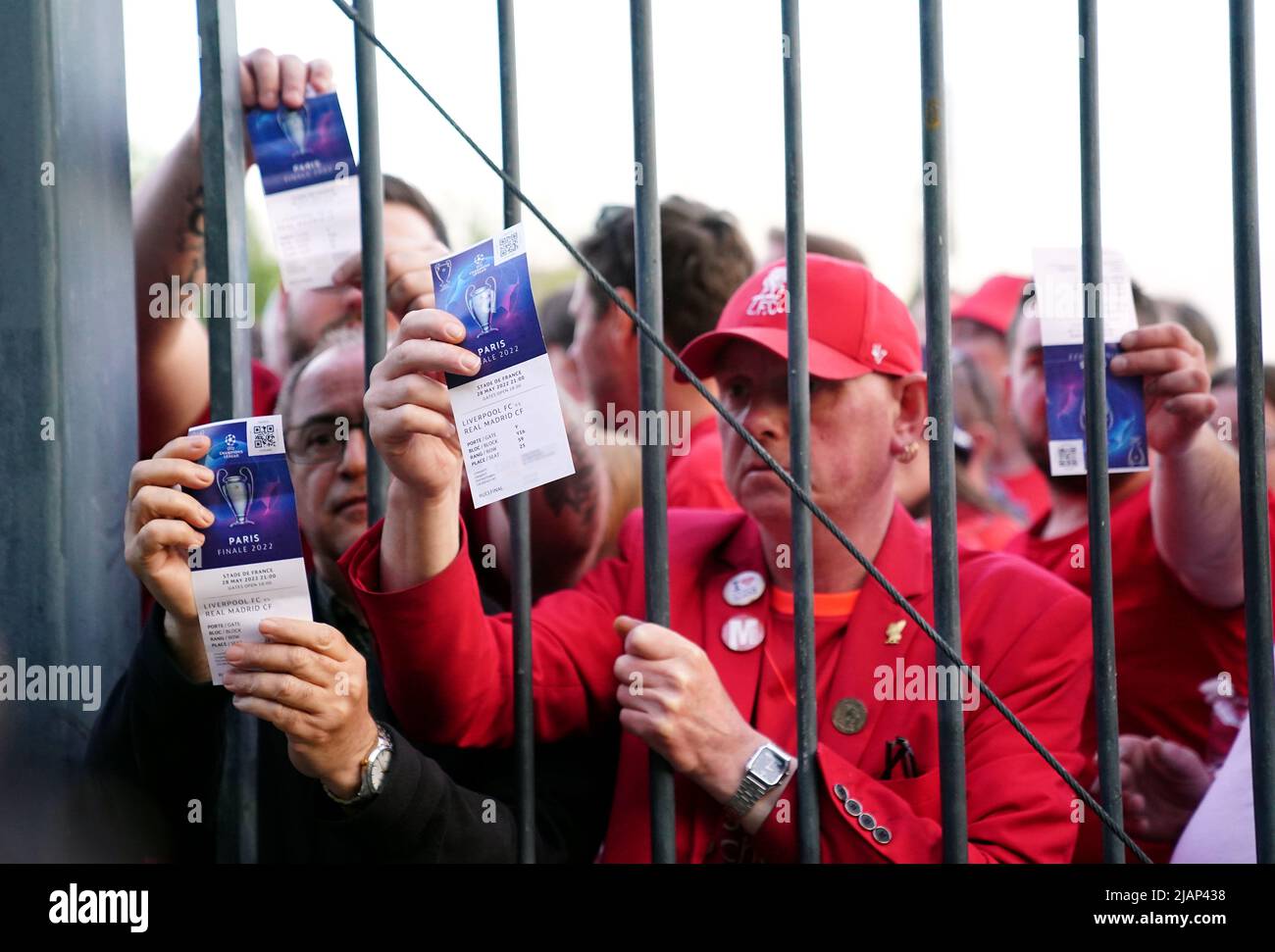 Filebild vom 28-05-2022 von Liverpool-Fans, die vor dem Boden stecken, zeigen ihre Spielkarten während des UEFA Champions League Finales im Stade de France, Paris, da Liverpool-Fans in 24 Stunden des Pariser Chaos rund um das Finale der SaturdayÕs Champions League mehr als 5.000 Konten aus erster Hand eingereicht haben.Bilddatum: Samstag, 28. Mai 2022. Ausgabedatum: Dienstag, 31. Mai 2022. Stockfoto