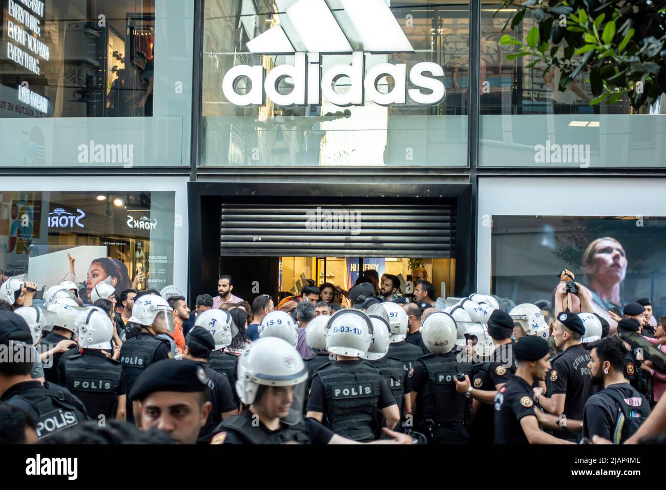 Gezi Park Protest in Istanbul am 31. Mai 2022. Die türkische Polizei hält sich gegen die Menge der Demonstranten in der Nähe des Adidas-Geschäfts, Taksim und der İstiklal Avenue Stockfoto