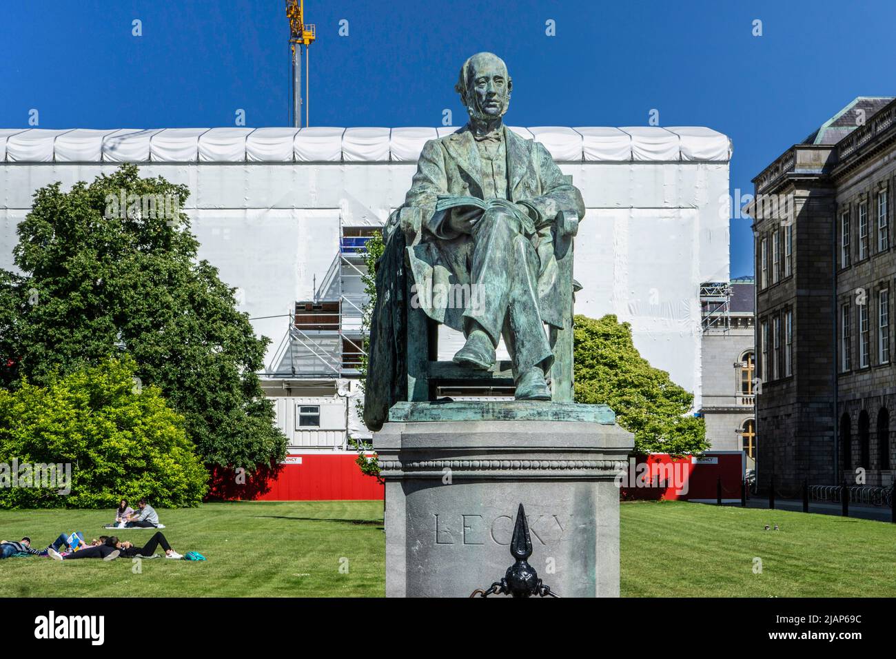 Eine Statue von William Lecky, dem irischen Historiker, Essayisten und politischen Analytiker, auf dem Gelände des Trinity College in Dublin, Irland. Sir William John Stockfoto