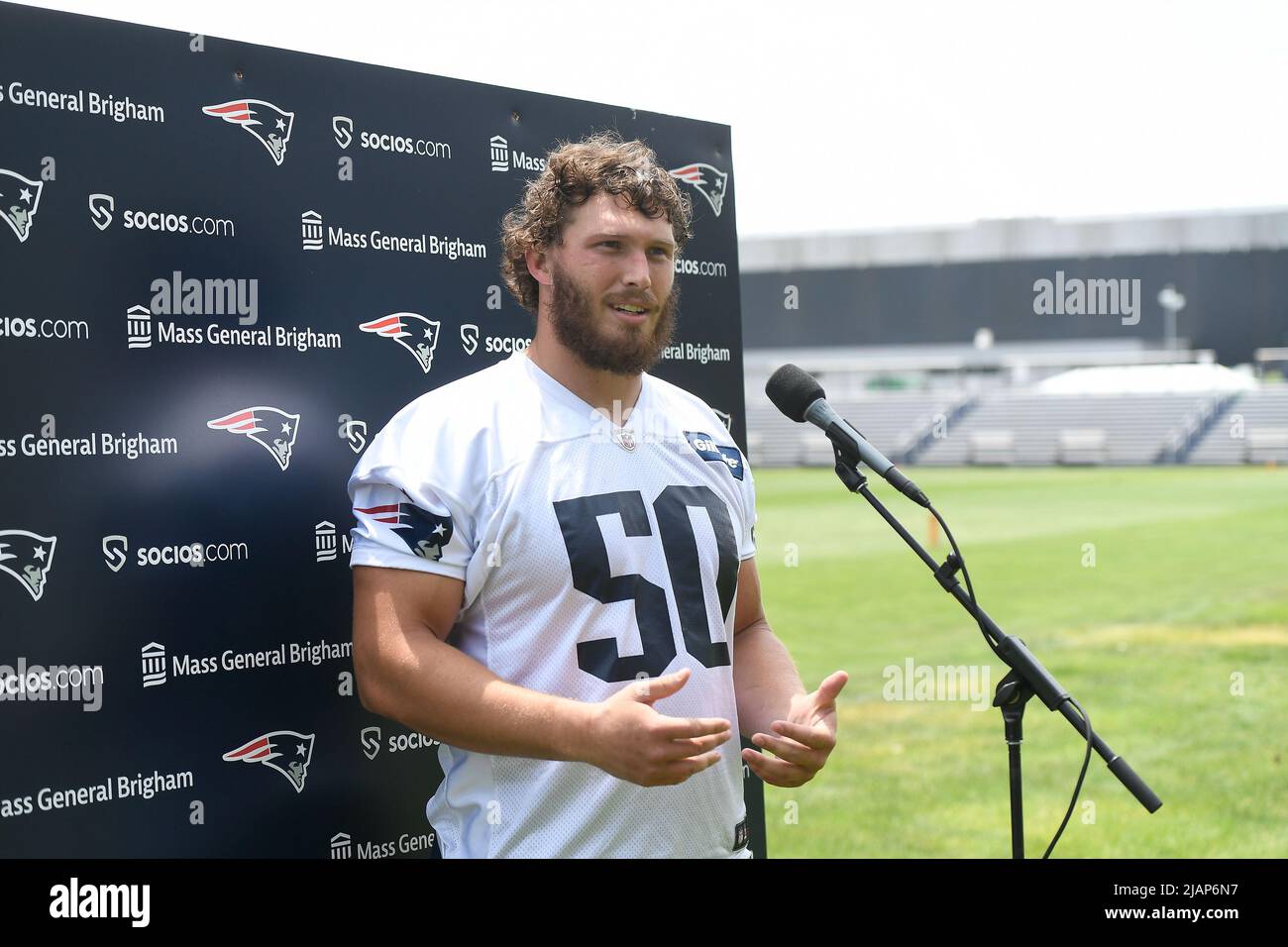 Gillette Stadium. 31.. Mai 2022. MA, USA; New England Patriots Offensive Lineman Cole Strange (50) spricht bei der OTA des Teams im Gillette Stadium mit den Medien. Eric Canha/CSM/Alamy Live News Stockfoto