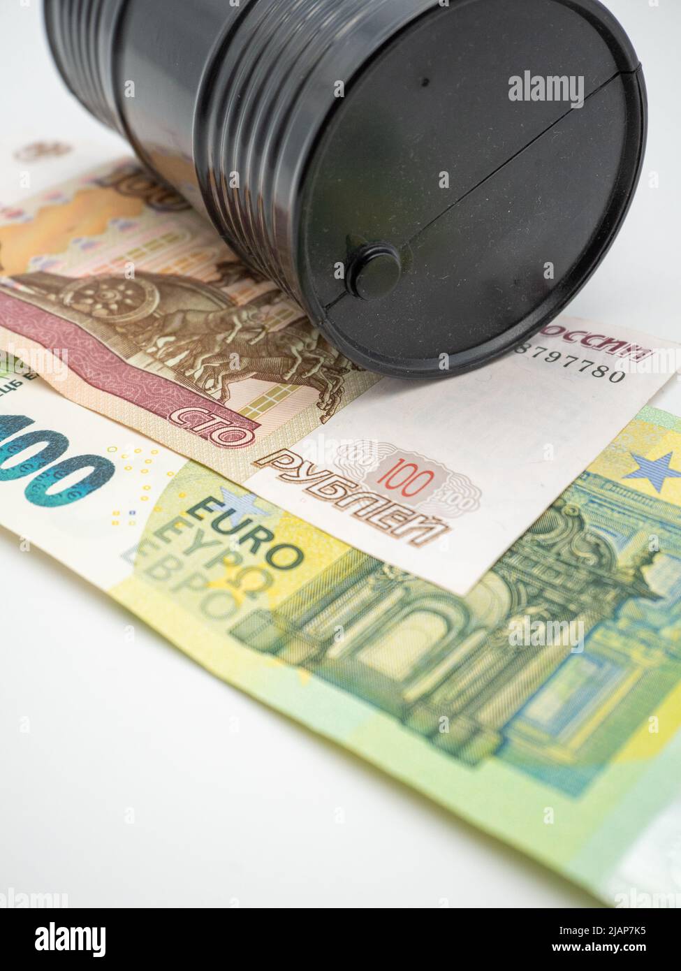 euro-Banknoten und russisches Rubel- und Ölfass-Konzeptfoto Stockfoto