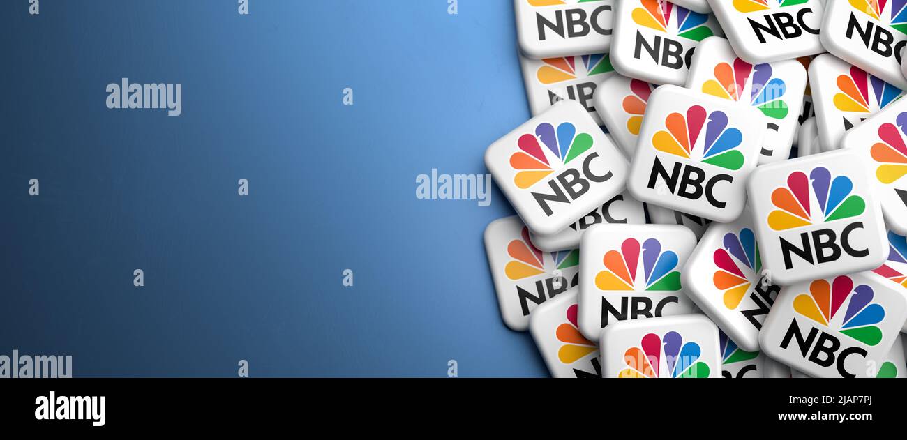 Logos des US-amerikanischen Fernsehsenders NBC National Boradcasting Company auf einem Haufen auf einem Tisch. Speicherplatz kopieren. Webbanner-Format. Stockfoto
