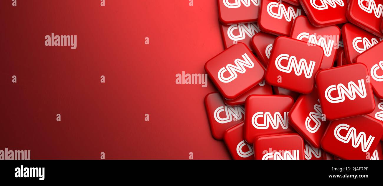 Die Logos des US-Senders CNN Cable News Network auf einem Haufen auf einem Tisch. Speicherplatz kopieren. Webbanner-Format. Stockfoto