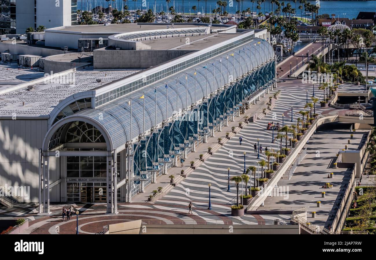 LONG BEACH, KALIFORNIEN - 21. April 2022: Long Beach ist bekannt für seine Attraktionen am Wasser, darunter die Queen Mary. Es werden mehrere Sportarten angeboten Stockfoto