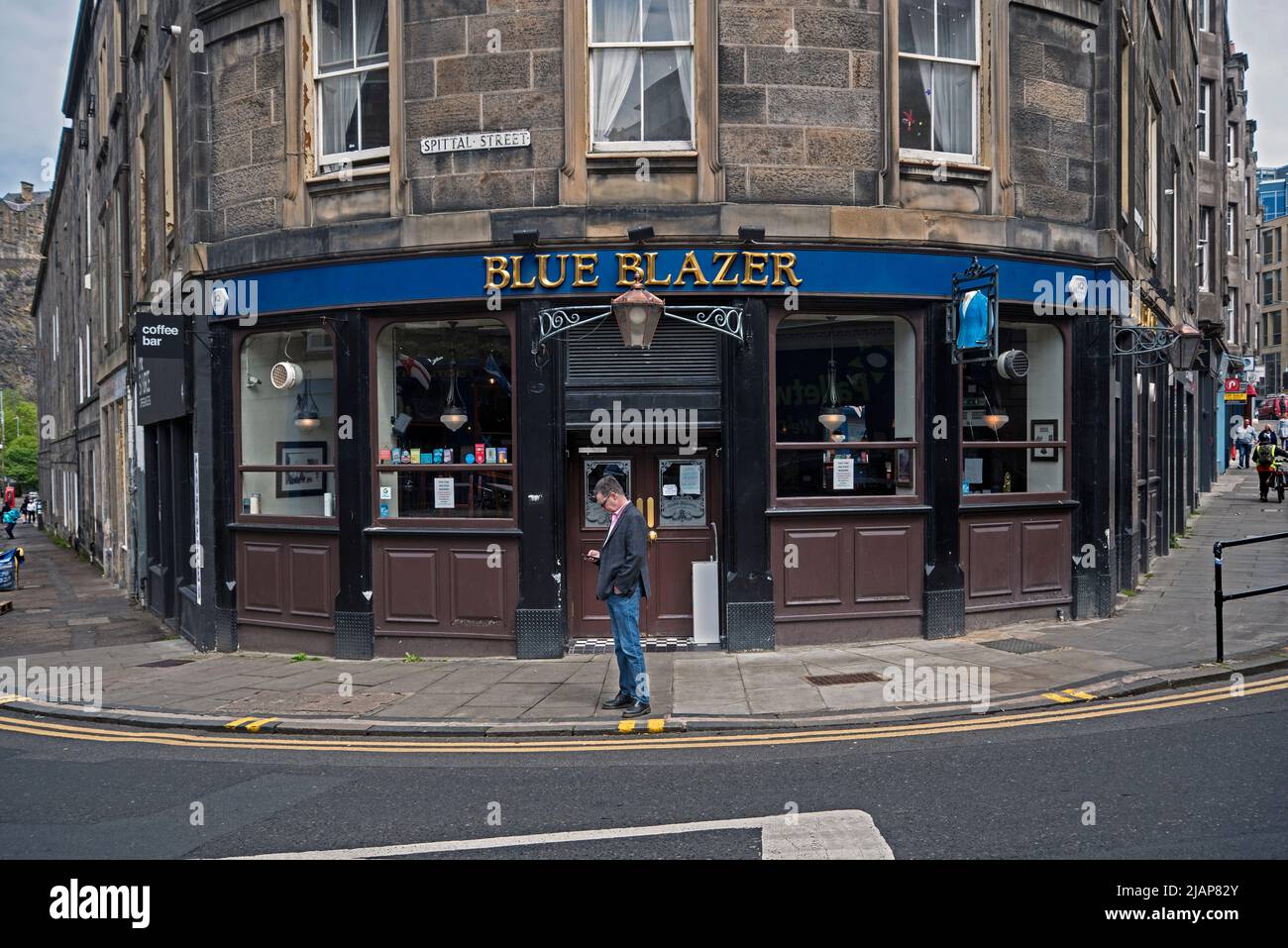 Das Blue Blazer Public House an der Ecke Spittal Street, Edinburgh, Schottland, Großbritannien. Stockfoto