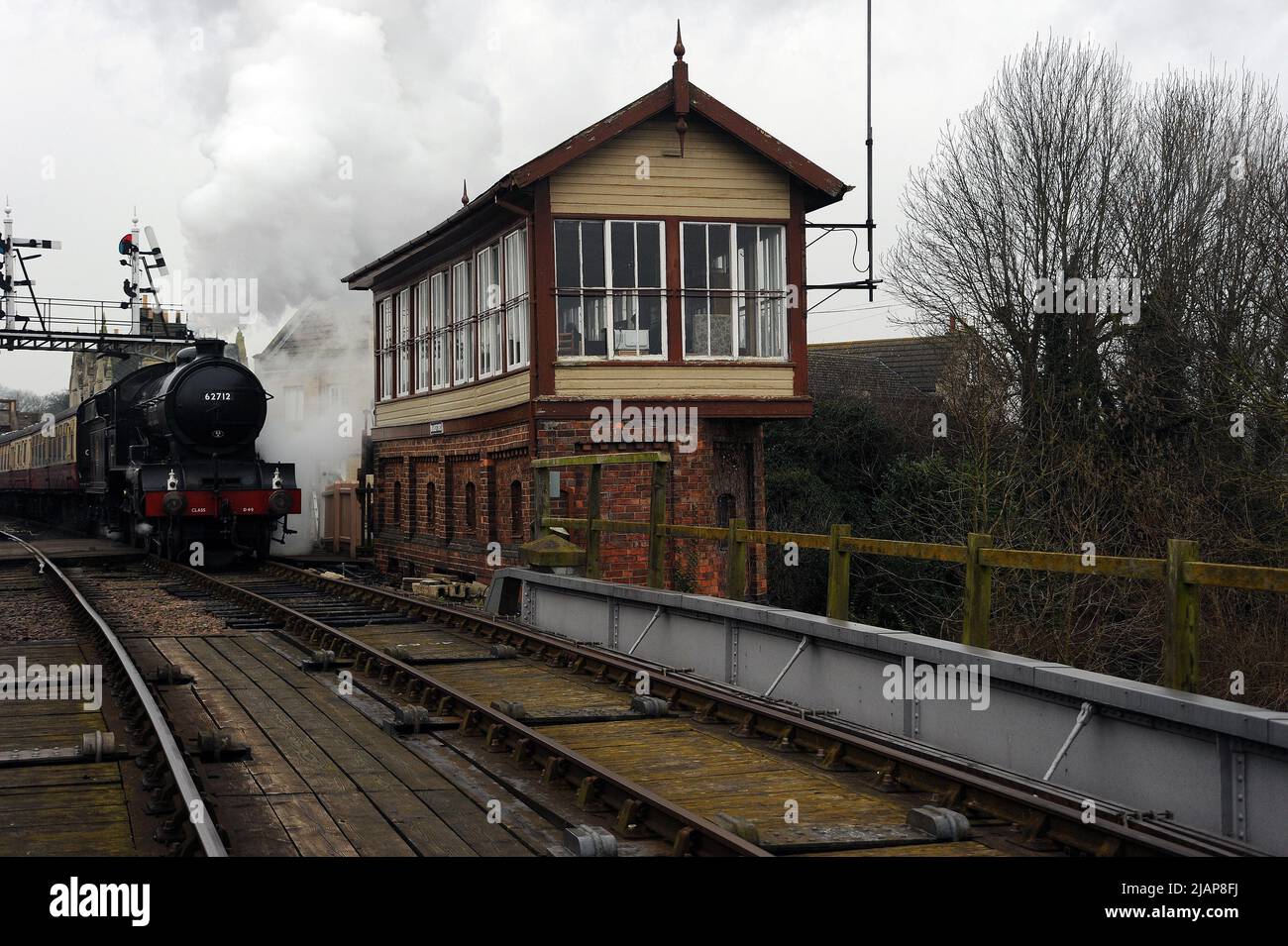 „Morayshire“ fährt mit einem Zug in Richtung Osten von Wansford ab. Stockfoto