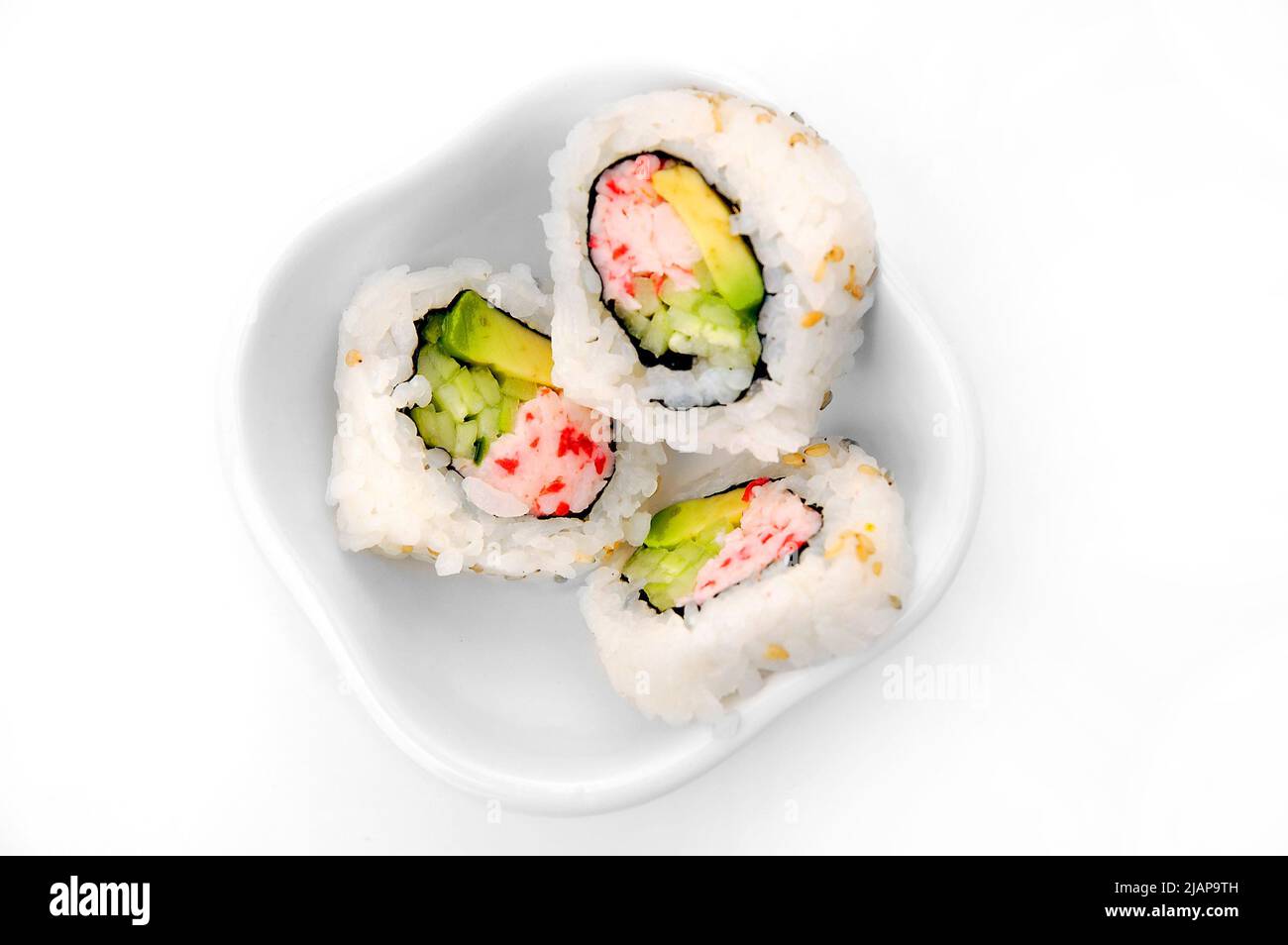 Ein kleines Gericht mit Stücken von California Roll Sushi Stockfoto