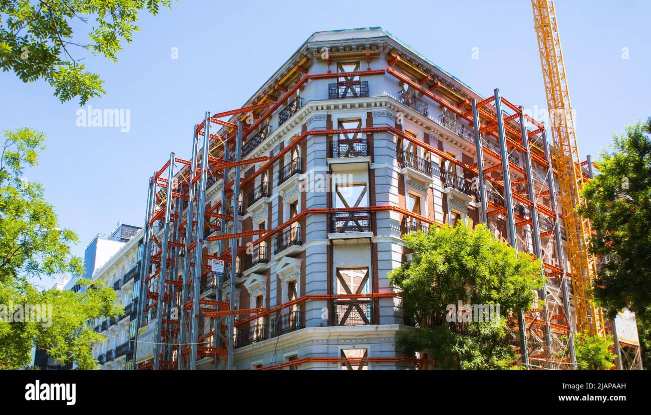 Madrid, Spanien. 9.Mai 2022. Restaurierungsbau eines alten Mehrfamilienhauses, Hausaussen, Fassade. Eine Wand eines Hauses ohne Fenster. Renovieren Stockfoto