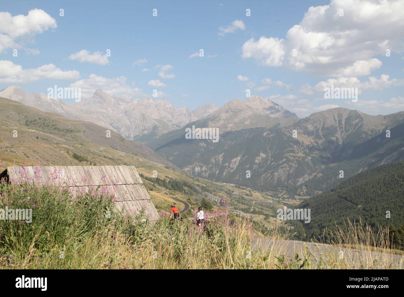 Au Col de Vars : 2 Cyclistes admirent le paysage, Alpes de Haute Provence Stockfoto