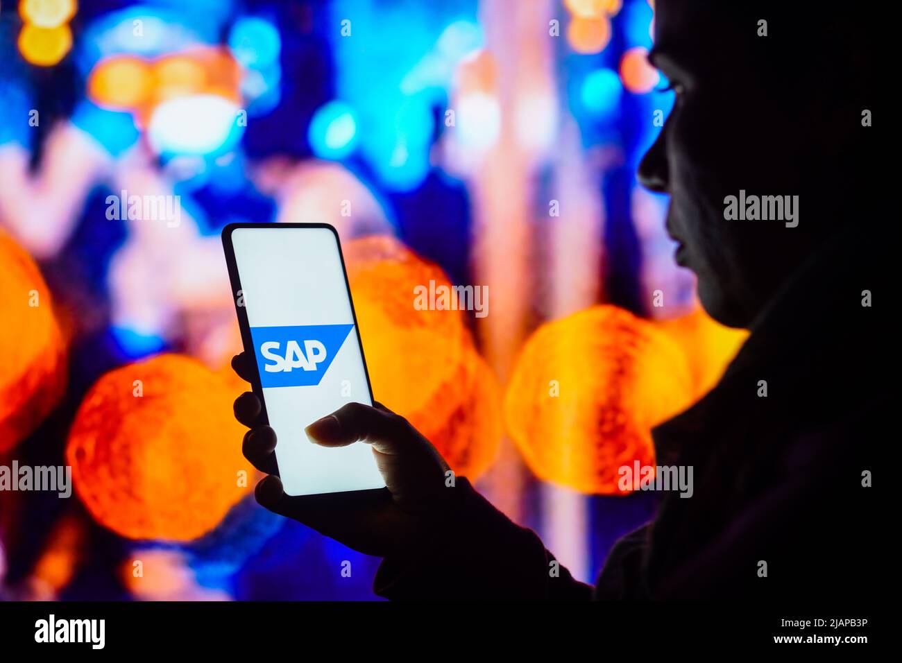 Brasilien. 31.. Mai 2022. In dieser Abbildung hält eine silhouettierte Frau ein Smartphone mit dem SAP SE-Logo auf dem Bildschirm. (Bild: © Rafael Henrique/SOPA Images via ZUMA Press Wire) Stockfoto