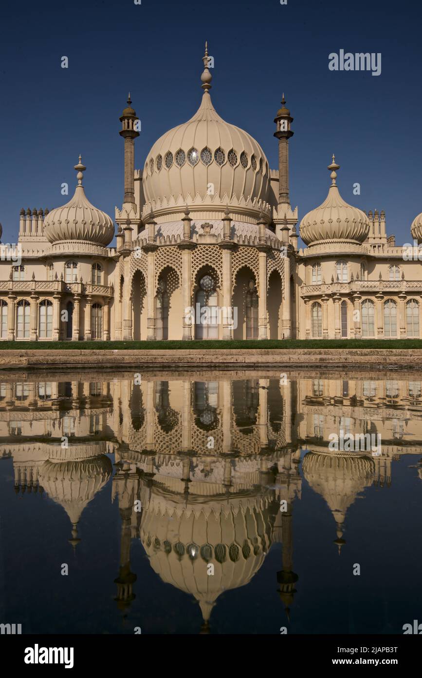 Brighton's Royal Pavilion, Brighton. Brighton, East Sussex, England, Großbritannien. Spiegelung des königlichen Pavillons im Teich. Indo-Saracenic Revival. Stockfoto
