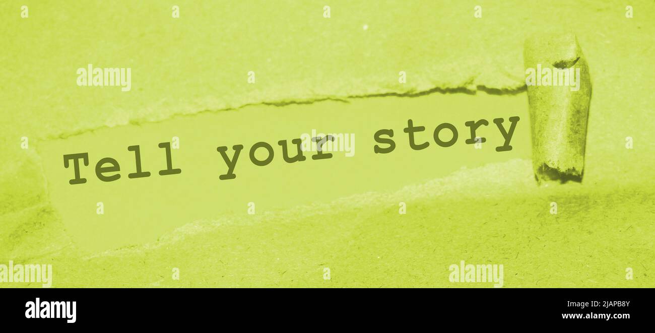 Erzählen Sie Ihre Geschichte unter zerrissenem Papier. Storytelling Marketing Business Promotion Konzept. Stockfoto