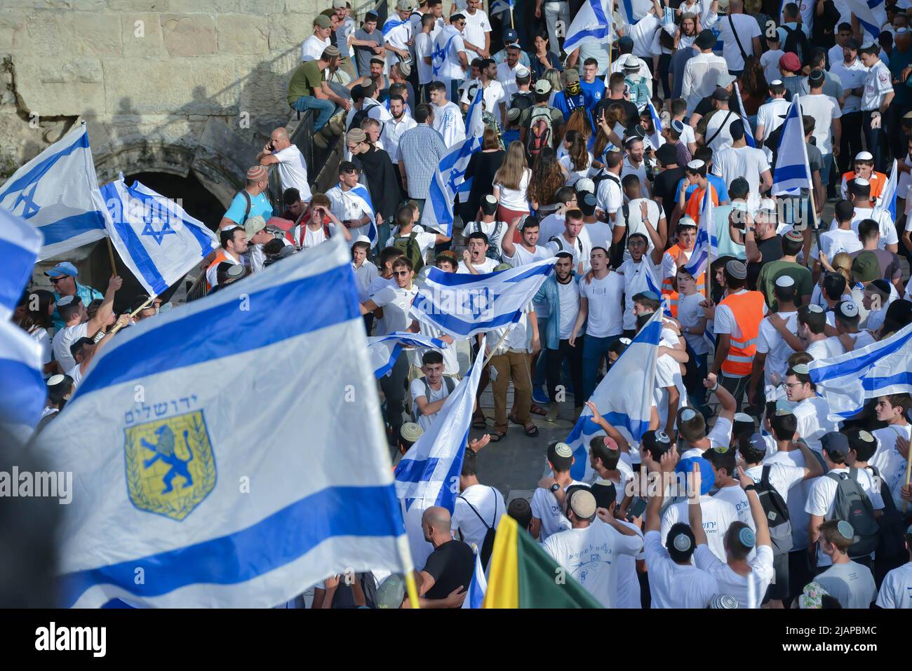 Jerusalem, Israel. 29.. Mai 2022. Tausende von israelischen Demonstranten marschieren mit israelischen Fahnen während des fahnenmarsches am Damescus-Tor. Rund 70.000 rechte Israelis nahmen an einem der größten Fahnenmärsche während der Feierlichkeiten zum Jerusalem-Tag Teil. Der Jerusalem-Tag markiert die Vereinigung der Stadt im israelisch-arabischen Krieg von 1967. Der marsch führte durch das Damescus-Tor und die Altstadt. Den ganzen Tag über ereigneten sich gewalttätige Zusammenstöße zwischen Palästinensern und israelischen Teilnehmern. (Foto von Matan Golan/SOPA Images/Sipa USA) Quelle: SIPA USA/Alamy Live News Stockfoto