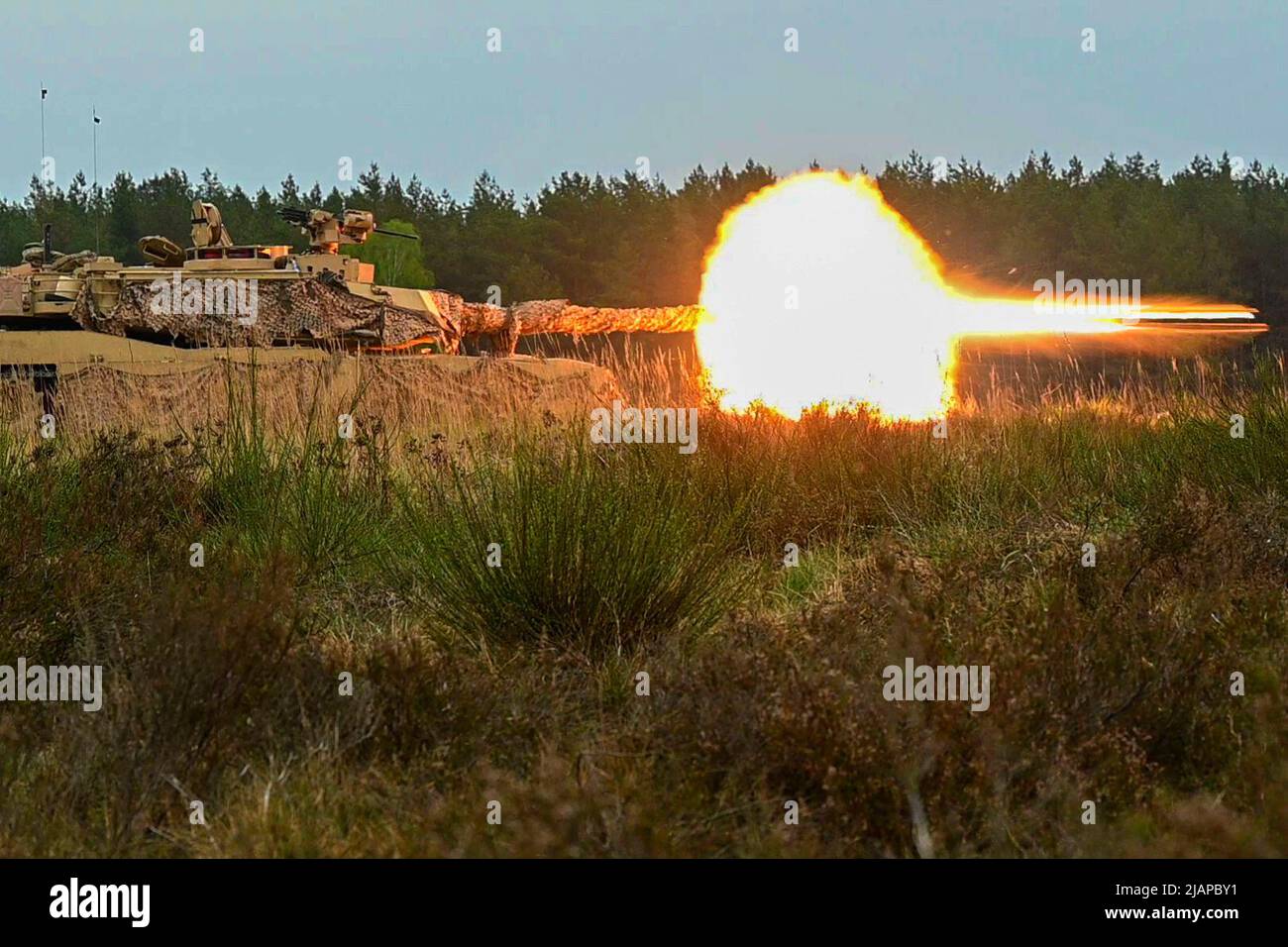 11. Mai 2022 - Drawsko Pomorskie, Polen - Ein Panzer der US-Armee M1A2 Abrams, der dem Bataillon 1., dem Panzerregiment 68., dem Kampfteam der Panzerbrigade 3., der Infanteriedivision 4., zugewiesen wurde, feuert während eines Live-Tests zur Überprüfung der Feuergenauigkeit in Vorbereitung auf die bevorstehenden Übungen des Verteidigers 22 in Drawsko Pomorskie, Polen, 11.Mai 2022. Defender Europe 22 ist eine Reihe von multinationalen Trainingsübungen der US-Armee in Europa und Afrika, die in Osteuropa stattfinden. Die Übung zeigt die Fähigkeit der US-Armee Europa und Afrika, großflächige Bodenkampf-Operationen in mehreren Theatern durchzuführen Stockfoto