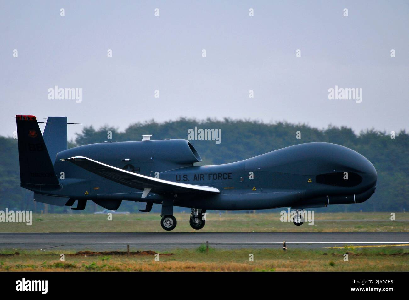 Der RQ-4 Global Hawk ist ein ferngesteuertes Drohnenflugzeug in großer Höhe mit einer integrierten Sensorsuite, die globale Allwetter-, Tag- oder Nachtdaten, Überwachungs- und Aufklärungsfunktionen (ISR) bietet. Die Mission von Global Hawk besteht darin, ein breites Spektrum an ISR-Sammelkapazitäten bereitzustellen, um gemeinsame Kampftruppen bei weltweiten Operationen in Friedenszeiten, Notfällen und Kriegszeiten zu unterstützen. Der Global Hawk bietet eine persistente Nahechtzeitabdeckung mithilfe von IMINT (Imagery Intelligence), SIGINT (Signals Intelligence) und MTI-Sensoren (Moving Target Indicator). US Air Force. Stockfoto