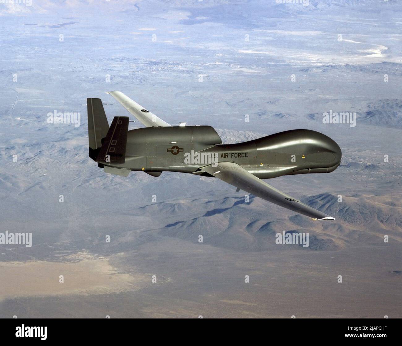 Der RQ-4 Global Hawk ist ein ferngesteuertes Drohnenflugzeug in großer Höhe mit einer integrierten Sensorsuite, die globale Allwetter-, Tag- oder Nachtdaten, Überwachungs- und Aufklärungsfunktionen (ISR) bietet. Die Mission von Global Hawk besteht darin, ein breites Spektrum an ISR-Sammelkapazitäten bereitzustellen, um gemeinsame Kampftruppen bei weltweiten Operationen in Friedenszeiten, Notfällen und Kriegszeiten zu unterstützen. Der Global Hawk bietet eine persistente nahezu Echtzeit-Abdeckung mithilfe von IMINT (Imagery Intelligence), SIGINT (Signals Intelligence) und MTI-Sensoren (Moving Target Indicator).ÊUS Air Force. Stockfoto