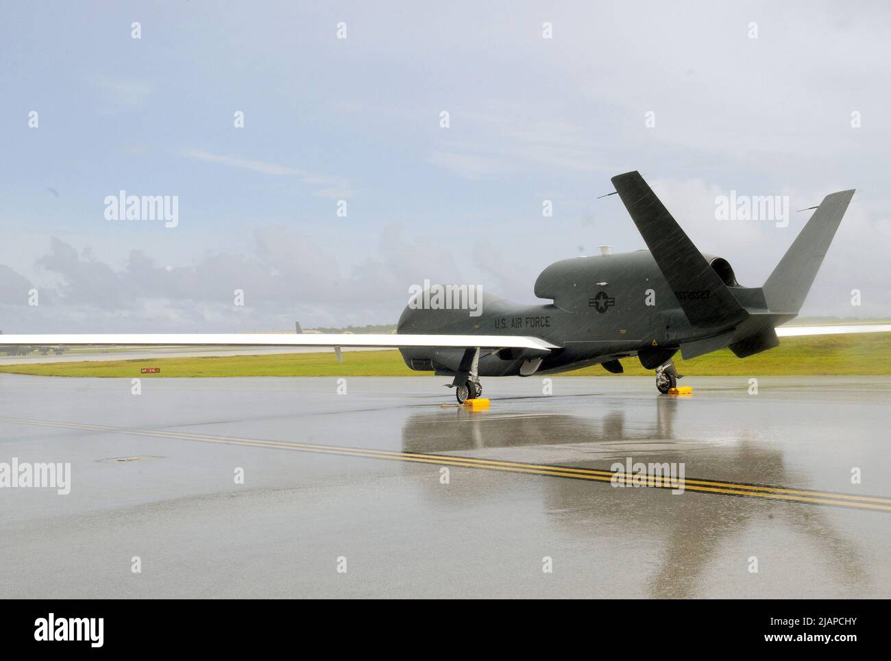 Der RQ-4 Global Hawk ist ein ferngesteuertes Drohnenflugzeug in großer Höhe mit einer integrierten Sensorsuite, die globale Allwetter-, Tag- oder Nachtdaten, Überwachungs- und Aufklärungsfunktionen (ISR) bietet. Die Mission von Global Hawk besteht darin, ein breites Spektrum an ISR-Sammelkapazitäten bereitzustellen, um gemeinsame Kampftruppen bei weltweiten Operationen in Friedenszeiten, Notfällen und Kriegszeiten zu unterstützen. Der Global Hawk bietet eine persistente nahezu Echtzeit-Abdeckung mithilfe von IMINT (Imagery Intelligence), SIGINT (Signals Intelligence) und MTI-Sensoren (Moving Target Indicator).ÊUS Air Force. Stockfoto