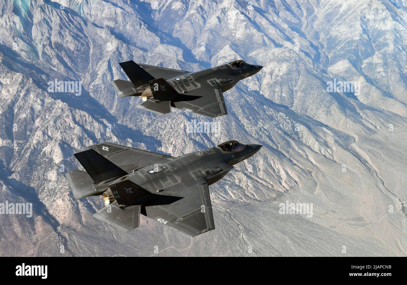 Zwei Flugzeuge des Typs F-35C Lightning II, die an die Argonauten des Strike Fighter Squadron (VFA) 147 angeschlossen sind und auf der Naval Air Station Lemoore stationiert sind, fliegen in Formation über der kalifornischen Wüste. Jede F-35C-Staffel ist vollständig kampfbereit, um für Kommandanten-, Naval Air Forces Carrier-basierte Allwetter-, Angriff-, Kämpfer- und Unterstützungsmissionen durchzuführen. Mit seiner Stealth-Technologie, fortschrittlichen Sensoren, Waffenkapazität und Reichweite wird die F-35C das erste Flugzeug der 5.. Generation sein, das von einem Flugzeugträger aus betrieben wird. Optimierte Version einer U.S. Navy. Foto. Kredit US Navy / S E.Renfroe Stockfoto